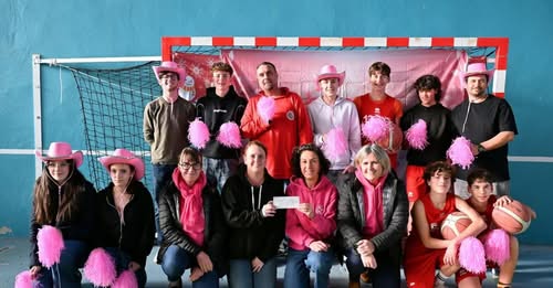Au Folgoët, le club de basket remet un chèque de 650 € aux Roses Finistériennes
